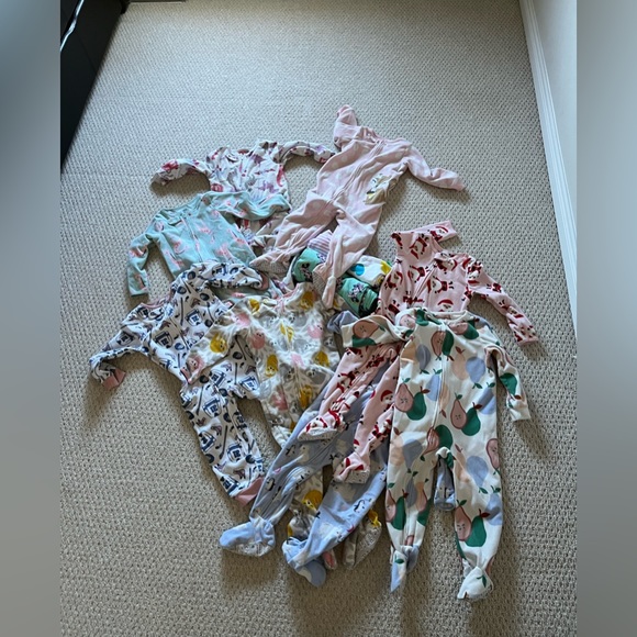 Lot of 2T pajamas - Picture 1 of 2